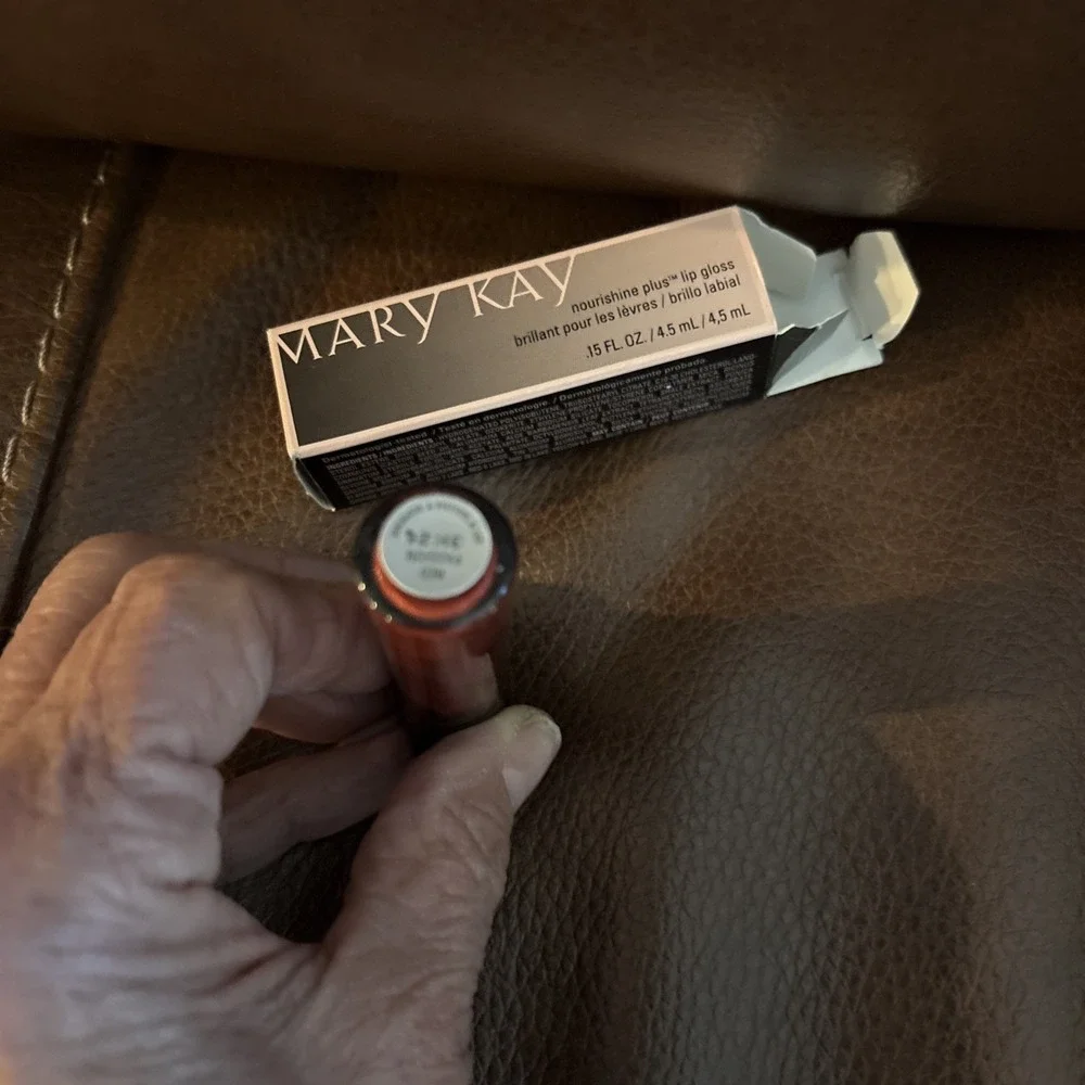 Mary‎ Kay Nourishine Plus Lip Gloss Red Passion #047955 Full Size